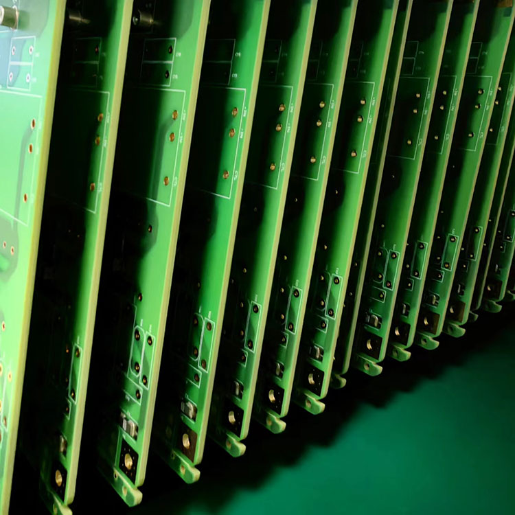 Comment Rogers PCB offre-t-il des performances haute fréquence dans l'électronique moderne ?